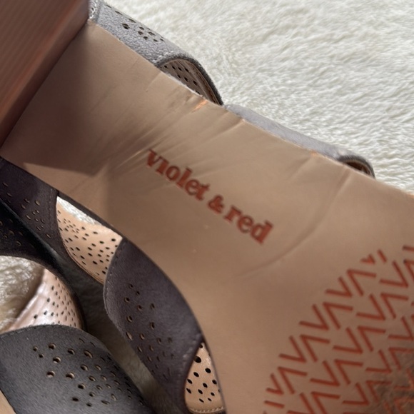 VIOLET & RED
Anabelle Laser Cut Peep Toe Bootie Size 8m- gray- padded footbed - Picture 4 of 9